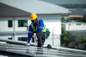 ingegnere nel caricare di solare pannello installazione il installazione di solare energia foto