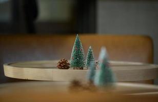Natale albero con pino coni decorare su il potabile tavolo per incontro il Natale atmosfera. foto