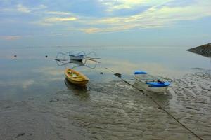 Visualizza di un' pesca barca su il spiaggia. foto