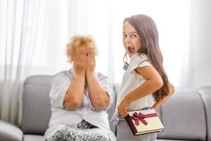 nipotina dà nonna un' regalo foto