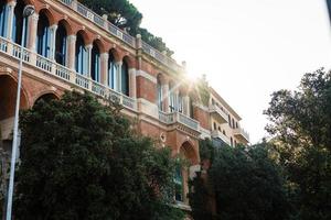 facciate di vecchio italiano edifici nel vecchio parte di cittadina, finestre con persiane, vecchio edificio nel Genova, Italia. foto