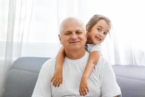 contento nonno e nipotina insieme a casa. vicino su. foto