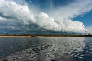 nuvoloso paesaggio nel il lago foto