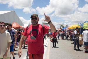 brasiliana, brasile jan 1 2023 folle di persone intestazione giù il spianata in direzione il nazionale congresso per il inaugurazione di Presidente lula nel brasiliano. foto