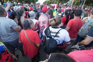 brasiliana, df, brasile jan 1 2023 lula sostenitori sfilando giù il spianata nel brasiliana, nel supporto di loro nuovo Presidente foto