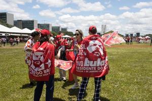 brasiliana, brasile jan 1 2023 lula sostenitori raccolta nel davanti di il nazionale congresso mostrando supporto per Presidente lula foto