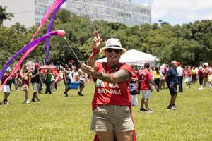 brasiliana, brasile jan 1 2023 donna vicino il nazionale congresso mostrare sua supporto per Presidente lula foto