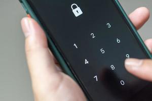 pirateria mobile Telefono con un' parola d'ordine per accesso un' smartphone, sicurezza minacce in linea Telefono serratura codice. smartphone protezione con 2fa smartphone protezione e sicurezza con perno numero. criptato dati. foto