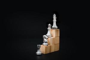 sviluppo e miglioramento nel aziendale crescita e professionale successo idea concetto di attività commerciale capo o imprenditore.scacchi su legna cubo. foto