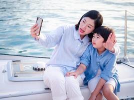 le famiglie asiatiche che si divertono in una vacanza al mare tropicale con le relazioni familiari hanno fatto sì che l'amore e la comprensione rafforzassero l'immunità sociale. foto