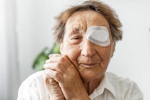 vicino su immagine di un anziano donna di ferito occhio foto