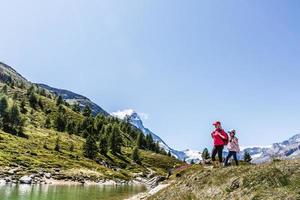 sorprendente Visualizza di turistico pista vicino il Cervino nel il svizzero Alpi. foto