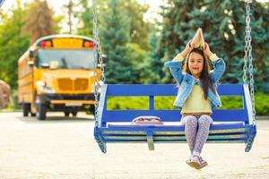 scolara è in attesa per un' scuola autobus foto