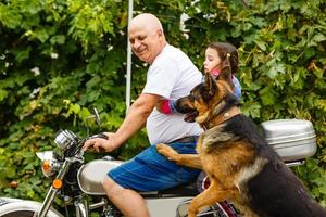 contento nonno e il suo nipotina vicino bicicletta sorridente foto