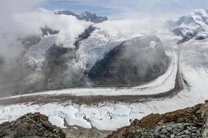 panorama di sbalorditivo montagne e ghiacciai sopra, Svizzera. foto