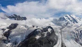 panorama montagne con nuvole, Svizzera foto