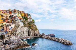 pietra spiaggia nel Italia, sembra piace un' piccolo villaggio di il mare foto