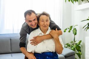 nipote visitare nonna a casa nel quarantena foto