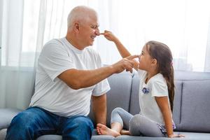 nonno e nipotina giocare a casa foto