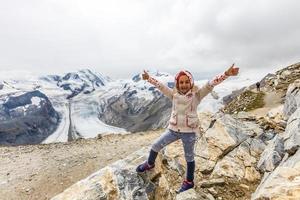 bambini escursioni a piedi nel Alpi montagne. bambini Guarda a montagna nel Austria. primavera famiglia vacanza. all'aperto divertimento e salutare attività. foto