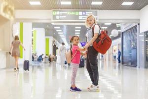 indietro Visualizza di madre e bambino andando insieme su sfondo. shopping centro commerciale, aeroporto viaggiare, amore cura, protezione concetto. foto