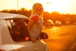 contento donna ragazza va per estate viaggio viaggio nel macchina. foto