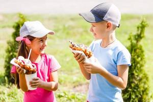 bambini mangiare bolla cialda con ghiaccio crema foto