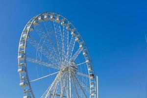 ruota panoramica contro un cielo blu foto