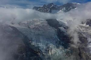 panorama di nube strato a partire dal montagna superiore al di sopra di svizzero Alpi foto