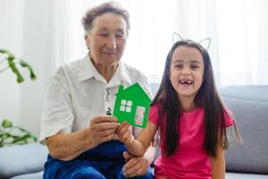 anziano nonna e nipotina mantenere un' poco Casa foto