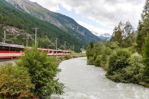 svizzero ferrovia traccia Alpi treno foto