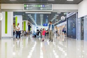 padre e poco figlia a piedi nel il aeroporto, famiglia viaggio foto