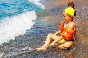 adorabile bambina sorridente felice in vacanza spiaggia foto