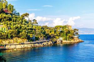 pesca Barche ormeggiato su acqua nel porto di ligure e mediterraneo mare vicino costa di Riviera di levante di nazionale parco cinque terre costa con blu cielo, Riomaggiore villaggio, liguria, Italia. foto