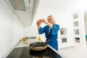 bellissimo giovane donna cucinando nel cucina foto