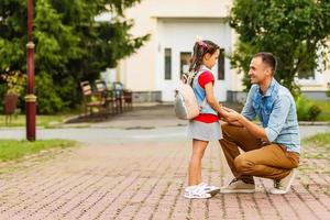 padre lancio via figlia nel davanti di scuola cancelli foto