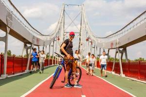 donna cavalcata bicicletta su il estate strada, attività per conservazione sano, concetto di ricreazione foto