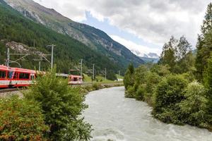 svizzero ferrovia traccia Alpi treno foto