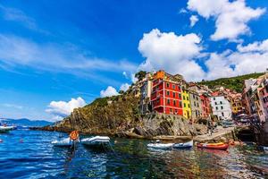 panoramico Visualizza di colorato case nel cinque terre villaggio riomaggiore, Manarola foto