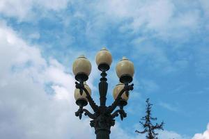 strada lampade su metallo polo contro il sfondo di nuvoloso blu cielo di pomeriggio sole. selettivo messa a fuoco. foto