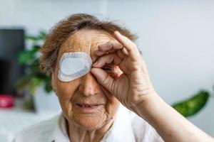 anziano donna con uno occhio chirurgia foto