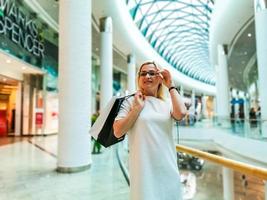 positivo emozioni. stile di vita concetto. vicino su di giovane affascinante caucasico donna nel bianca vestito sorridente foto