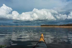 nuvoloso paesaggio nel il lago foto