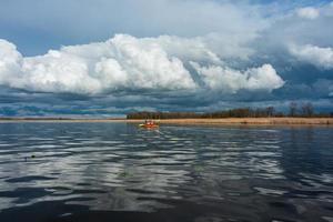 nuvoloso paesaggio nel il lago foto