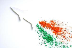 concetto per indiano indipendenza giorno e repubblica giorno, Visualizza di volante missile con tricolore su bianca sfondo foto