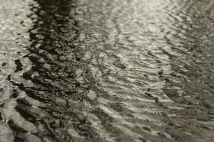 onde su acqua. vento su superficie di acqua. riflessione nel pozzanghera. foto