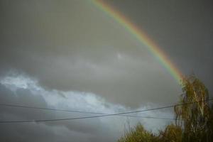 arcobaleno nel cielo. bel tempo. scomposizione della luce in colori. foto