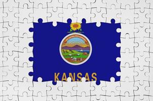 Kansas noi stato bandiera nel telaio di bianca puzzle pezzi con mancante centrale parte foto