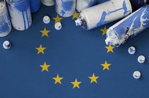 europeo unione bandiera e pochi Usato aerosol spray lattine per graffiti la pittura. strada arte cultura concetto foto