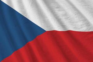 ceco bandiera con grande pieghe agitando vicino su sotto il studio leggero al chiuso. il ufficiale simboli e colori nel bandiera foto